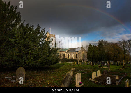 Hoxne, Suffolk, Regno Unito. Xix Nov, 2018. St Edmund il giorno del primo santo patrono dell'Inghilterra. Hoxne Suffolk REGNO UNITO 19 Nov 2018. Rainbow appare sulla bandiera della St Edmund, a San Pietro e di san Paolo la Chiesa, Hoxne Suffolk, dove fu martirizzato da danesi nel IX secolo. Foto Stock