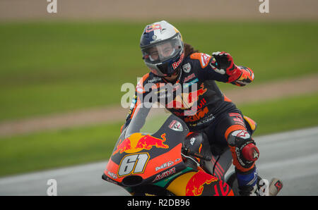 Cheste, Valencia, Spagna. Xviii Nov, 2018. GP Comunitat Valenciana Moto GP.Può Öncü della Red Bull KTM Ajo Team, celebra la sua vittoria dopo la moto3 in gara, la prima volta che partecipa con solo 15 anni. Credito: rosdemora/Alamy Live News Foto Stock