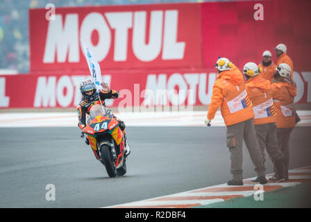 Cheste, Valencia, Spagna. Xviii Nov, 2018. GP Comunitat Valenciana Moto GP.Miguel Oliveira del team KTM Moto 2.festeggia dopo la vittoria. Credito: rosdemora/Alamy Live News Foto Stock