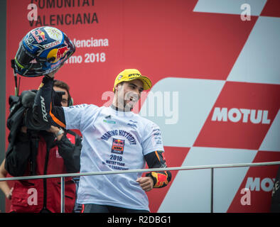 Cheste, Valencia, Spagna. Xviii Nov, 2018. GP Comunitat Valenciana Moto GP.Miguel Oliveira del team KTM celebra la sua vittoria nel podio dopo win moto gara 2. Credito: rosdemora/Alamy Live News Foto Stock