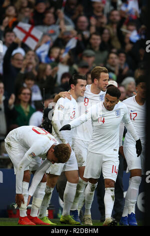 Londra, Regno Unito. Xviii Nov, 2018. Harry Kane di Inghilterra (9) celebra il suo punteggio squadre° al traguardo con i compagni di squadra.UEFA lega delle nazioni A, gruppo 4 corrispondono, Inghilterra v Croazia allo Stadio di Wembley a Londra domenica 18 novembre 2018. Si prega di notare che le immagini sono per solo uso editoriale. pic da Andrew Orchard/Alamy Live news Foto Stock