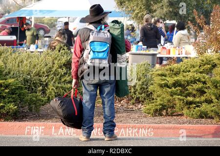 Chico, Stati Uniti d'America. Xviii Nov, 2018. Vittima di un fuoco di campo porta i suoi averi per il parcheggio di Walmart di Chico di Butte County, California, Stati Uniti, nov. 18, 2018. Il tributo di morte pagato al massiccio wildfire nella California settentrionale, doppiato il fuoco di campo, è risalito al 77, detta autorità di domenica sera. Credito: Wu Xiaoling/Xinhua/Alamy Live News Foto Stock