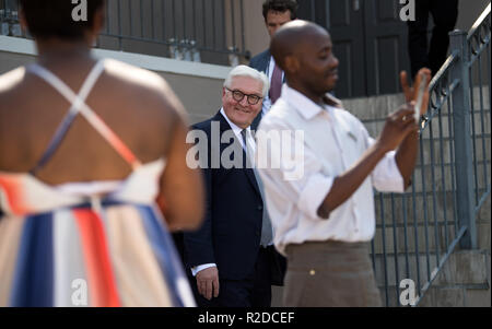 Johannesburg, Sud Africa. Xix Nov, 2018. Il Presidente federale Frank-Walter Steinmeier va a The Westcliff Hotel per una conversazione. Presidente Steinmeier e sua moglie sono su una visita di stato in Sud Africa in occasione di una quattro giorni di viaggio a Africa. Credito: Bernd von Jutrczenka/dpa/Alamy Live News Foto Stock