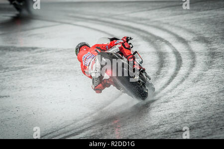 Cheste, Valencia. Spagna.18th novembre 2018. GP Comunitat Valenciana Moto GP.Jorge Lorenzo motogp pilota del team Ducati durante la gara de moto GP con forte pioggia,nella sua ultima gara con Ducati. Il prossimo anno gareggerà con repsol Honda team Credit: Rosdemora/Alamy Live News Foto Stock