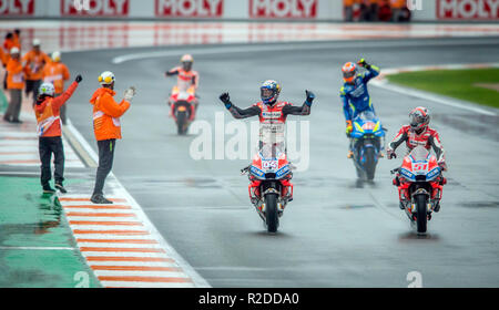 Cheste,Valencia. Spagna.18 novembre 2018. GP Comunitat Valenciana Moto GP.Andrea Dovizioso moto gp il pilota del Ducati team,celebra la sua vittoria in moto gp gara . Credito: rosdemora/Alamy Live News Foto Stock