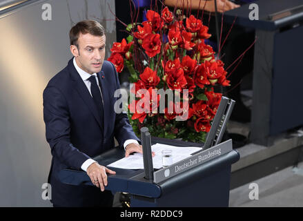 Berlino, Germania. Xviii Nov, 2018. La visita del Presidente francese Emmanuel Macron risolve il Bundestag tedesco il Parlamento federale, a Berlino, capitale della Germania, nov. 18, 2018. La visita del Presidente francese Emmanuel Macron domenica indirizzato il legislatore tedesco, chiamando per l apertura di un nuovo capitolo per l'Europa e la creazione di più integrata e più forte e indipendente. Credito: Shan Yuqi/Xinhua/Alamy Live News Foto Stock