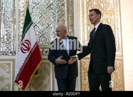 Tehran, Iran. Xix Nov, 2018. Ministro degli Esteri iraniano Mohammad-Javad Zarif (L) accoglie con favore la visita British il Segretario di Stato per gli Affari Esteri e del Commonwealth Jeremy Hunt in Tehran, Iran, su nov. 19, 2018. Credito: Ahmad Halabisaz/Xinhua/Alamy Live News Foto Stock