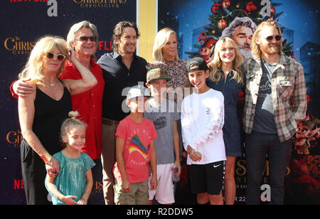 Los Angeles, Ca, Stati Uniti d'America. Xviii Nov, 2018. Goldie Hawn, Kurt Russell, Oliver Hudson, Erinn Bartlett, Wyatt Russell, Sanne Hamers, Bodhi Hawn Hudson, Wilder Brooks Hudson, Rio Hudson, a Grove albero di Natale Illuminazione Show di Los Angeles a Grove, la California il 18 novembre 2018. Credito: Faye Sadou/media/punzone Alamy Live News Foto Stock