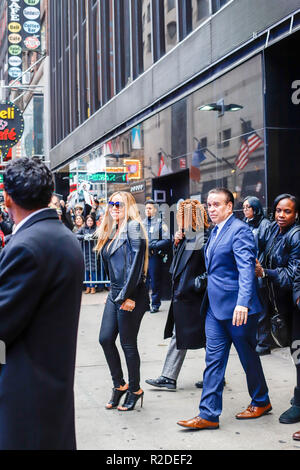 New York, Stati Uniti d'America. Il 19 Novembre, 2018. Noi cantante Mariah Carey è visto lasciare il Good Morning America show televisivo nella zona di Times Square il lunedì mattina, questa mattina. (Foto: VANESSA CARVALHO/BRASILE PHOTO PRESS) Credito: Brasile Photo Press/Alamy Live News Foto Stock