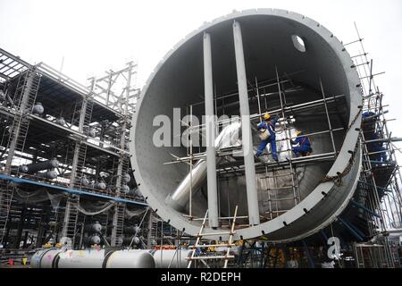 (181119) -- Bandar Seri Begawan, nov. 19, 2018 (Xinhua) -- costruttori lavorano presso il cantiere per la costruzione del progetto di cooperazione tra la Cina del Zhejiang Hengyi Group Co. Ltd. e il governo del Brunei in Pulau Muara Besar (PMB), o grande Muara isola, una piccola isola a nord-est di Bandar Seri Begawan, città capitale del Brunei, nov. 17, 2018. L'isola è sottoposta a un profondo cambiamento come si sviluppa un moderno complesso petrolchimico. Per andare con funzione: un'isola cambiare racconta la storia di cooperazione China-Brunei (Xinhua/Wang Shen) (Ry) Foto Stock