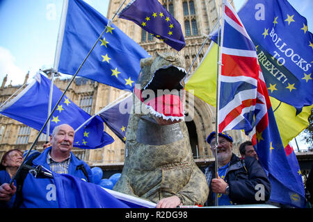 Le case del Parlamento. Londra. Regno Unito 19 Nov 2018 - Pro-UE manifestanti da SODEM (Stand a dispetto Movimento Europeo) compresa una grande dinosauro dimostra con i loro cartelli e Unione europea bandiere al di fuori del Palazzo di Westminster a Londra centrale davanti alla settimana cruciale nei negoziati Brexit come Primo Ministro Theresa Maggio si prepara a incontrare il capo negoziatore Michel Barnier alla fine di questa settimana per discutere il ritiro della trattativa. Credito: Dinendra Haria/Alamy Live News Foto Stock