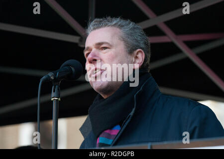 Londra, Regno Unito. 17 Nov, 2018. Segretario generale dei servizi pubblici e commerciali Unione Mark Serwotka vedono parlare durante la protesta.folle immense visto marciando dalla BBC in Portland Place a Whitehall con bandiere e cartelli durante l unità nazionale di dimostrazione di opporsi al luogo di razzisti e fascisti attività in Europa - La manifestazione è stata denominata Unite contro il fascismo, amo la musica odio il razzismo e Stand fino al razzismo Mentre i discorsi alla Whitehall sono state disgregate mediante la presenza di un piccolo numero di estrema destra attivisti e Trump sostenitori. (Credito Immagine: © Andres Pa Foto Stock
