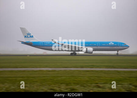 Amsterdam, Paesi Bassi. Xvi Nov, 2018. KLM Royal Dutch Airlines Airbus A330-300 con registrazione PH-AKB sbarco in misty meteo all'Aeroporto Schiphol di Amsterdam nei Paesi Bassi. Il velivolo ha il nome di Piazza Navona - Roma. KLM gestisce una flotta di 117 aerei, 13 di loro sono le varie edizioni di Airbus A330. Credito: Nicolas Economou SOPA/images/ZUMA filo/Alamy Live News Foto Stock