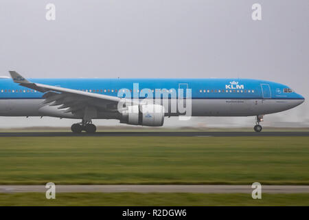 Amsterdam, Paesi Bassi. Xvi Nov, 2018. KLM Royal Dutch Airlines Airbus A330-300 con registrazione PH-AKB sbarco in misty meteo all'Aeroporto Schiphol di Amsterdam nei Paesi Bassi. Il velivolo ha il nome di Piazza Navona - Roma. KLM gestisce una flotta di 117 aerei, 13 di loro sono le varie edizioni di Airbus A330. Credito: Nicolas Economou SOPA/images/ZUMA filo/Alamy Live News Foto Stock