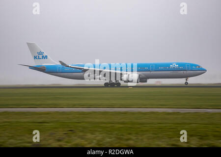 Amsterdam, Paesi Bassi. Xvi Nov, 2018. KLM Royal Dutch Airlines Airbus A330-300 con registrazione PH-AKB sbarco in misty meteo all'Aeroporto Schiphol di Amsterdam nei Paesi Bassi. Il velivolo ha il nome di Piazza Navona - Roma. KLM gestisce una flotta di 117 aerei, 13 di loro sono le varie edizioni di Airbus A330. Credito: Nicolas Economou SOPA/images/ZUMA filo/Alamy Live News Foto Stock