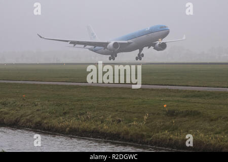 Amsterdam, Paesi Bassi. Xvi Nov, 2018. KLM Royal Dutch Airlines Airbus A330-300 con registrazione PH-AKB sbarco in misty meteo all'Aeroporto Schiphol di Amsterdam nei Paesi Bassi. Il velivolo ha il nome di Piazza Navona - Roma. KLM gestisce una flotta di 117 aerei, 13 di loro sono le varie edizioni di Airbus A330. Credito: Nicolas Economou SOPA/images/ZUMA filo/Alamy Live News Foto Stock