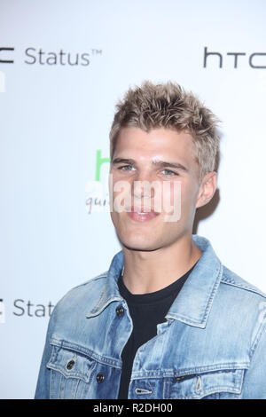 HOLLYWOOD, CA - 19 Luglio: Chris Zylka arriva a "HTC lo Stato sociale" evento di lancio a Paramount Studios sulla luglio 19, 2011 a Hollywood, California Persone: Chris Zylka Foto Stock