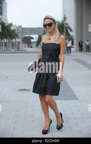 MIAMI BEACH, FL - Luglio 10, 2009: Paris Hilton, lasciando la sua prova di Miami il giorno 2 del suo ufficio federale querela accusandola di non promuovere adeguatamente la sua 2006 film 'pegno questo!" Hilton lasciato il courthouse indossando un abito nero e lei era tutto sorrisi. Ad un certo punto il sentiero quando Parigi era uno stand il giudice strappato nel perseguimento di avvocati e in corrispondenza di un punto di partenza di Parigi ridere sul piedistallo e doveva coprire il suo volto a non disprezzo nei confronti della corte. Parigi è arrivata alla Corte casa alle 8 del mattino e non ha lasciato fino al vicino a 7pm, che andò stretto all'aeroporto per prendere un volo ou Foto Stock