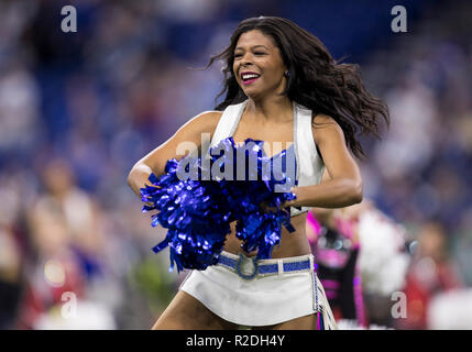 18 novembre 2018: Indianapolis Colts cheerleader esegue durante la NFL Football azione di gioco tra il Tennessee Titans e Indianapolis Colts a Lucas Oil Stadium di Indianapolis, Indiana. Indianapolis sconfitto Tennessee 38-10. John Mersits/CSM. Foto Stock