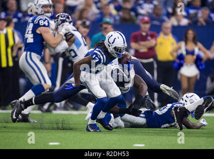 18 novembre 2018: Indianapolis Colts wide receiver T.Y. Hilton (13) corre con la palla dopo le catture nel corso della NFL azione di gioco tra il Tennessee Titans e Indianapolis Colts a Lucas Oil Stadium di Indianapolis, Indiana. Indianapolis sconfitto Tennessee 38-10. John Mersits/CSM. Foto Stock