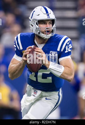 18 novembre 2018: Indianapolis Colts quarterback Andrea Fortuna (12) passa la palla durante la NFL Football azione di gioco tra il Tennessee Titans e Indianapolis Colts a Lucas Oil Stadium di Indianapolis, Indiana. Indianapolis sconfitto Tennessee 38-10. John Mersits/CSM. Foto Stock