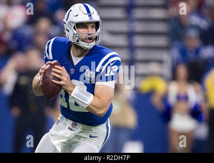 18 novembre 2018: Indianapolis Colts quarterback Andrea Fortuna (12) passa la palla durante la NFL Football azione di gioco tra il Tennessee Titans e Indianapolis Colts a Lucas Oil Stadium di Indianapolis, Indiana. Indianapolis sconfitto Tennessee 38-10. John Mersits/CSM. Foto Stock