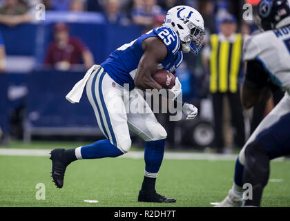 18 novembre 2018: Indianapolis Colts running back Marlon Mack (25) corre con la palla durante la NFL Football azione di gioco tra il Tennessee Titans e Indianapolis Colts a Lucas Oil Stadium di Indianapolis, Indiana. Indianapolis sconfitto Tennessee 38-10. John Mersits/CSM. Foto Stock