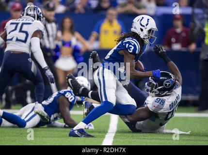 18 novembre 2018: Indianapolis Colts wide receiver T.Y. Hilton (13) corre con la palla dopo le catture nel corso della NFL azione di gioco tra il Tennessee Titans e Indianapolis Colts a Lucas Oil Stadium di Indianapolis, Indiana. Indianapolis sconfitto Tennessee 38-10. John Mersits/CSM. Foto Stock