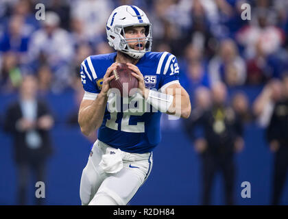 18 novembre 2018: Indianapolis Colts quarterback Andrea Fortuna (12) passa la palla durante la NFL Football azione di gioco tra il Tennessee Titans e Indianapolis Colts a Lucas Oil Stadium di Indianapolis, Indiana. Indianapolis sconfitto Tennessee 38-10. John Mersits/CSM. Foto Stock