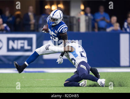 18 novembre 2018: Indianapolis Colts running back Marlon Mack (25) corre con la palla come Tennessee Titans defensive back Adoree' Jackson (25) i tentativi di rendere il paranco durante la NFL Football azione di gioco tra il Tennessee Titans e Indianapolis Colts a Lucas Oil Stadium di Indianapolis, Indiana. Indianapolis sconfitto Tennessee 38-10. John Mersits/CSM. Foto Stock