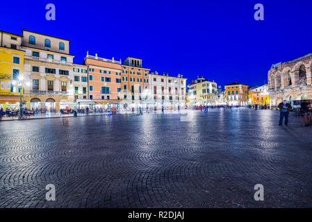 Anfiteatro romano Arena di Verona e Piazza Bra di notte. Verona, Veneto, Italia, Europa Foto Stock