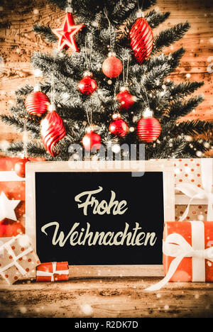 Struttura ad albero verticale, doni, Calligrafia Frohe Weihnachten significa Buon Natale Foto Stock
