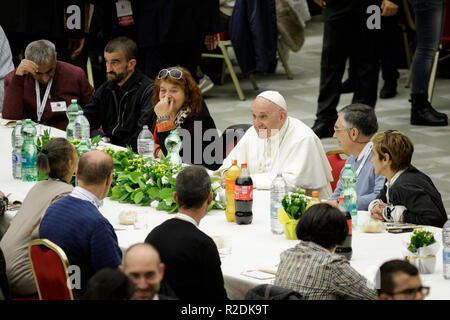 Città del Vaticano il Vaticano. Xviii Nov, 2018. Papa Francesco offre a diverse centinaia di persone povere, senzatetto, immigrati, disoccupati un pranzo di domenica come egli celebra la Giornata Mondiale dei poveri nella Basilica di San Pietro in Vaticano, il Concilio Vaticano il 18 novembre 2018. Credito: Giuseppe Ciccia/Pacific Press/Alamy Live News Foto Stock