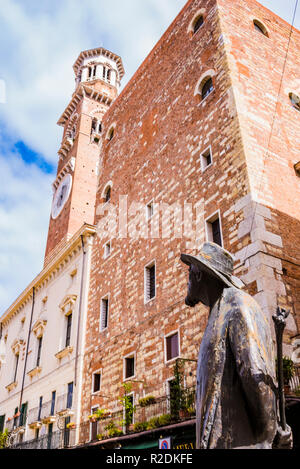 Il poeta, scultura di Berto Barbarani, guarda la Torre dei Lamberti. Piazza delle Erbe. Verona, Veneto, Italia, Europa Foto Stock