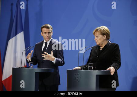 Berlino, Germania. Xviii Nov, 2018. Il cancelliere Angela Merkel accoglie il Presidente francese Emmanuel Macron per una discussione congiunta in cancelleria federale durante la conferenza stampa. Credito: Simone Kuhlmey/Pacific Press/Alamy Live News Foto Stock