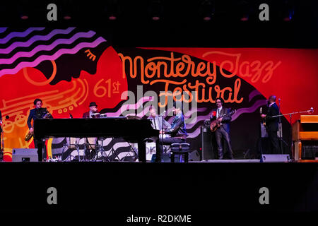 JON BATISTA CON LA DAP-KINGS esibirsi sul palco principale in corrispondenza della 61a Monterey Jazz Festival - Monterey, California Foto Stock