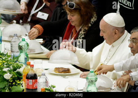 Città del Vaticano il Vaticano. Xviii Nov, 2018. Papa Francesco offre a diverse centinaia di persone povere, senzatetto, immigrati, disoccupati un pranzo di domenica come egli celebra la Giornata Mondiale dei poveri nella Basilica di San Pietro in Vaticano, il Concilio Vaticano il 18 novembre 2018. Credito: Giuseppe Ciccia/Pacific Press/Alamy Live News Foto Stock