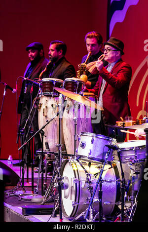 JON BATISTA CON LA DAP-KINGS esibirsi sul palco principale in corrispondenza della 61a Monterey Jazz Festival - Monterey, California Foto Stock