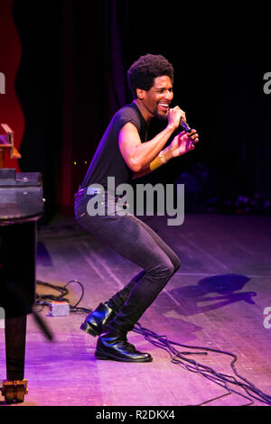 JON BATISTA CON LA DAP-KINGS esibirsi sul palco principale in corrispondenza della 61a Monterey Jazz Festival - Monterey, California Foto Stock