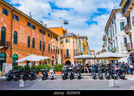 Moto parcheggiate sulla strada. Il motociclo è il più usato veicolo urbano. Verona, Veneto, Italia, Europa Foto Stock