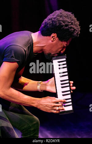 JON BATISTA CON LA DAP-KINGS esibirsi sul palco principale in corrispondenza della 61a Monterey Jazz Festival - Monterey, California Foto Stock