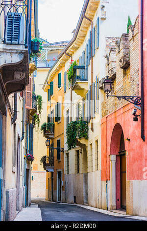 Strette e colorate street del centro storico. Verona, Veneto, Italia, Europa Foto Stock