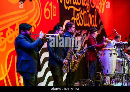 JON BATISTA CON LA DAP-KINGS esibirsi sul palco principale in corrispondenza della 61a Monterey Jazz Festival - Monterey, California Foto Stock