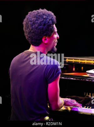 JON BATISTA CON LA DAP-KINGS esibirsi sul palco principale in corrispondenza della 61a Monterey Jazz Festival - Monterey, California Foto Stock