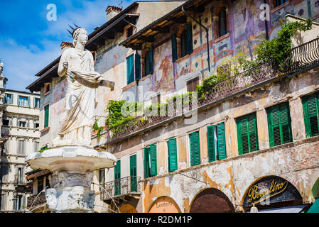 La Piazza delle Erbe e piazza del mercato, con la Madonna Antica Verona Fontana e sullo sfondo la facciata di Mazzanti Case. Verona, Veneto, Italia, UE Foto Stock