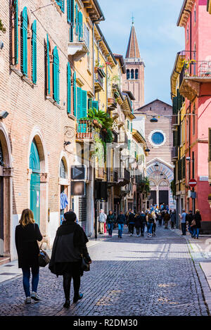 Corso Sant'Anastasia, sullo sfondo la chiesa di Sant'Anastasia. Verona, Veneto, Italia, Europa Foto Stock