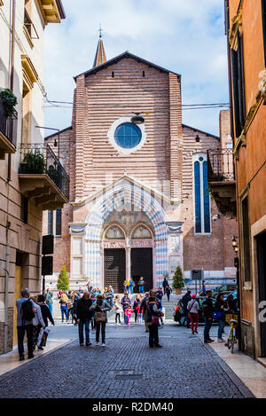 Corso Sant'Anastasia, sullo sfondo la chiesa di Sant'Anastasia. Verona, Veneto, Italia, Europa Foto Stock