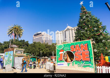 Dicembre 6, 2017 San Jose / CA / USA - Le persone che entrano 'Natale nel parco' downtown display in Plaza de Cesar Chavez, Silicon Valley, a sud di San Fr Foto Stock