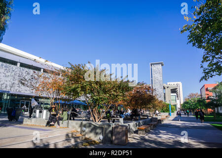 Dicembre 6, 2017 San Jose / CA / STATI UNITI D'AMERICA - Studenti e rilassante a pranzo nel campus SJSU nella parte sud di San Francisco Bay Area Foto Stock