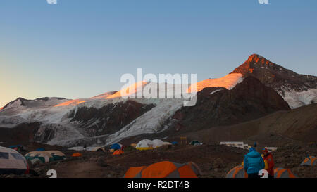 I turisti di alzarsi molto presto la mattina a Plaza de Mulas, Monte Aconcagua Campo Base Foto Stock